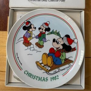 Walt Disney Christmas 1982 Collector Plate – Mickey Mouse Holiday Design, White